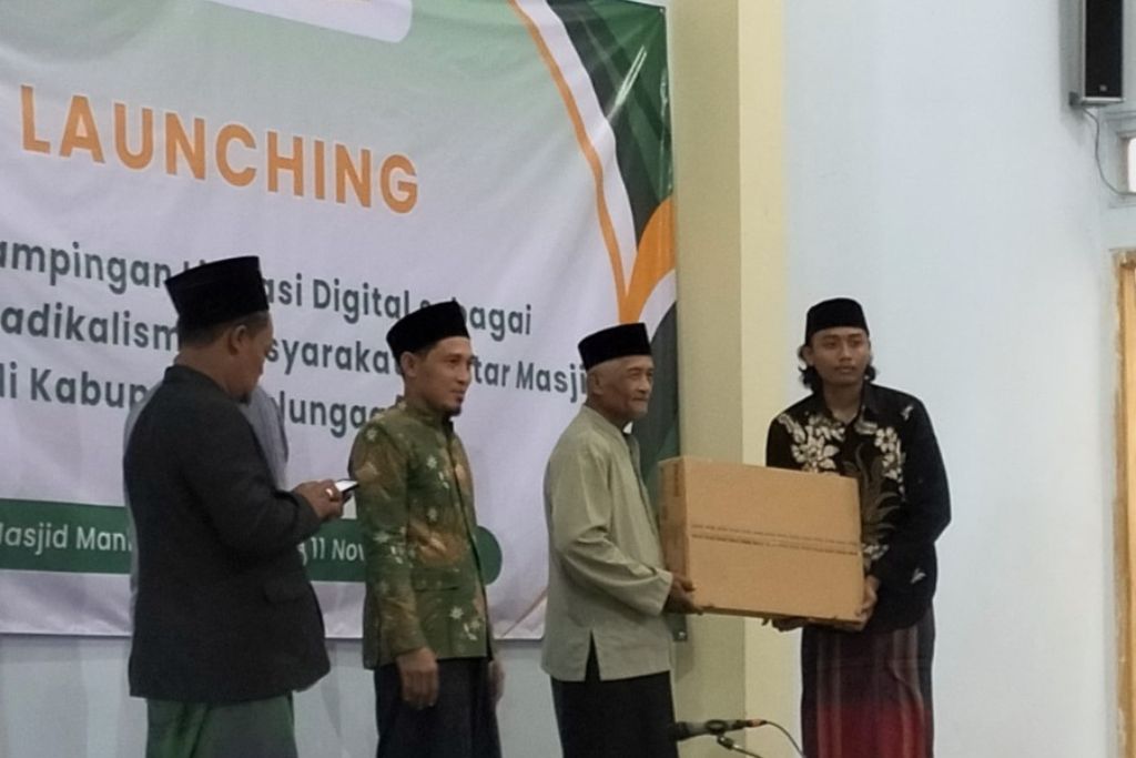 Pengabdian Dosen UIN SATU Tulungagung Meluncurkan Masjid Literasi untuk Menangkal Hoaks