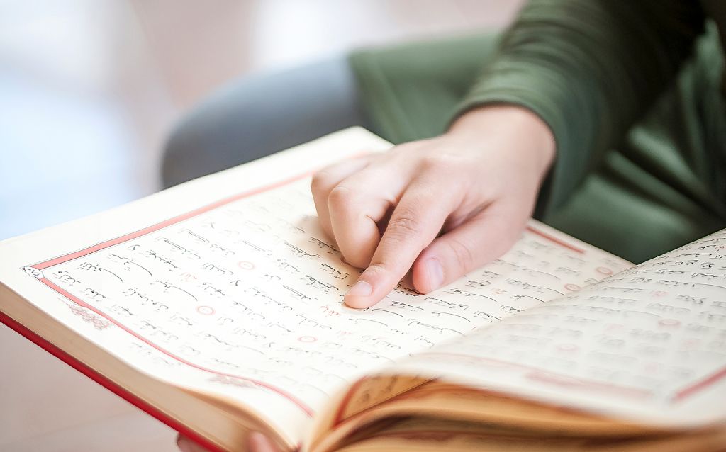 Keutamaan Membaca Al-Qur’an : Menenangkan Hati dan Berlipat Kebaikan